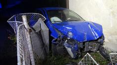 Opilý mladík napasoval auto do zahrady mezi dům a přípojku