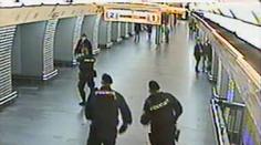 Šílenec šermoval nožem v metru, zklidnily ho až policejní tasery!