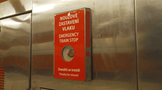 Slepci v metru mohlo život zachránit tlačítko. Lidé o něm ale většinou nevědí