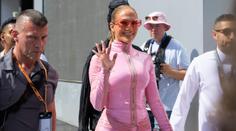 Slavná JLo předvedla své křivky na okruhu F1. Dorazila v růžovém oblečku