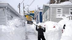 V Evropě chybí sníh, v Kanadě padaly rekordy. Pod závějemi mizela i auta