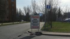 Kvůli 30m jednosměrce najedeme 2 km navíc, zuří řidiči. Město prý nemělo na vybranou