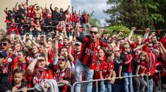 Fanoušci Leverkusenu zaplavili stadion a ulice. Alonso byl zlitý pivem