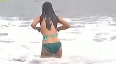 MUŽI ŠÍLÍ! Svůdná reportérka ztratila bikini v přímém přenosu