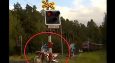 Motorkáři prchali před policií! Jeden to napálil do vlaku! VIDEO