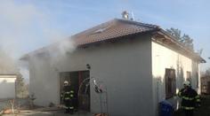 U Příbrami vyhořel rodinný dům, škoda je dva miliony!