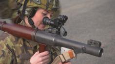 Raketomet i bojové vozidlo. Sličná reportérka si zkusila armádní techniku
