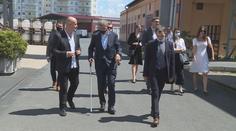 Premiér Babiš má zdravotní potíže. Ve sklárně se musel opírat o hůl!