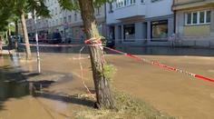 Obří havárie potrubí u pražské Palmovky. Do ulic se vyvalily masy vody