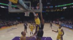Hvězdný LeBron je všude. Skvělým blokem zvedl fanoušky ze sedaček