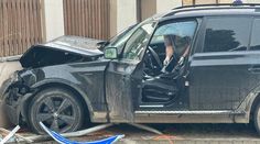 Vězni na vycházce ukradli auto, při honičce s policií nabourali do plotu