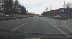 Řidič jel na čtyřproudovce v protisměru. V autě vezl malou dcerku