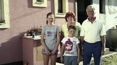 Vážně nemocní prarodiče zůstali na vnoučata sami. Máma je nechce