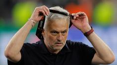 Mourinho po porážce běsnil. Medaili zahodil do publika a pak nadával sudímu