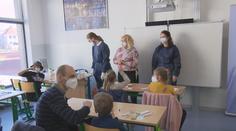 Děti čeká návrat do škol. Řadě rodičů se nelíbí povinné testování
