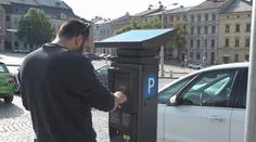 Řidiči v Jihlavě obcházejí placené parkování. Auta staví na trávníku