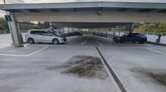 V parkovacím domě driftoval mladý řidič. Auto to dělalo samo, tvrdil