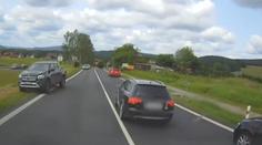 Řidič začal předjíždět, když měl za sebou houkající sanitku. Málem způsobil kolizi