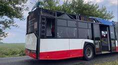 Kousek za Prahou havaroval autobus. Zraněná cestující musela do nemocnice
