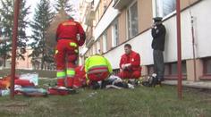 Chlapec (12) vypadl v Náchodě ze šestého patra! Oživili ho