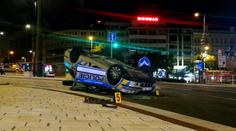 Policisté při honičce skončili na střeše! Motorkář jim ujel