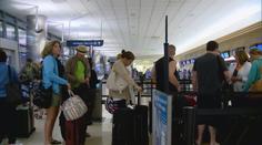 Další trik migrantů! S falešnými doklady se míchají mezi turisty