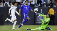 Komentátor přerušil oslavy. Barákův spoluhráč zíral, jak ho přelstil obránce