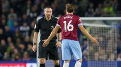 ŠOKUJÍCÍ FOTO: Rozhodčí bavil diváky v Premier League penisem