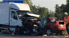 Na Frýdecko-Místecku se srazilo auto s dodávkou. Řidička na místě zemřela