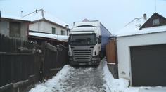 Kamion zůstal zaklíněný v domě! Řidiče prý zradila navigace