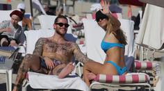 A je to venku. Brankář Karius a krásná reportérka čekají miminko