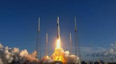 K Měsíci míří sonda Falcon 9. Prostuduje jeho nejtemnější a nejchladnější oblasti