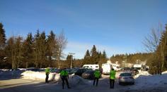 Parkoviště na horách se rychle plní! Policisté musí řídit dopravu