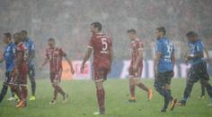 Bayern jako z cukru: Fotbalisté utíkali ze hřiště před deštěm