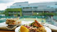Takto se jí na Wimbledonu. Fanoušky pobouřilo drahé kuře s nugetou