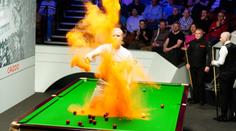 Aktivista narušil snookerové MS. Vyskočil na stůl a zničil ho
