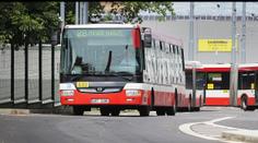 Video z plzeňského autobusu otřáslo internetem. Všichni tleskají reakci řidiče
