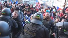Policie vysvětluje zásah na protivládní demonstraci. Napadali nás, tvrdí