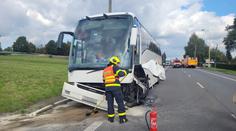 Autobus plný dětí se srazil s autem a dodávkou. Tři lidé jsou zranění