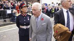 Aktivista házel vejce na krále Karla III. Británie stojí na krvi otroků, křičel