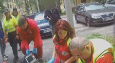 Žena zkolabovala v práci, senior na ulici. Život jim zachránili policisté