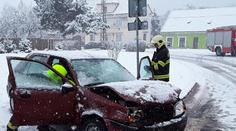 Počasí trápí řidiče. Při nehodě na Teplicku se zranil člověk
