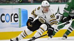 Pastrňák přihrál na rozhodující gól Bostonu. Dvě asistence zapsal Hronek