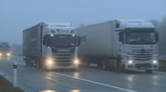 Špatné počasí zakazuje kamionům na D1 předjíždět. Na nové značky kašlou