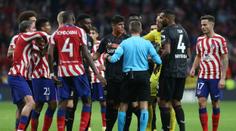 Konec zápasu? Ne, sudí nařídil přísnou penaltu. Po dramatu ale Leverkusen žije