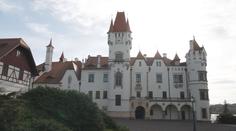 Pokud chcete žít jako král, můžete si koupit zámek. Má to ale háček