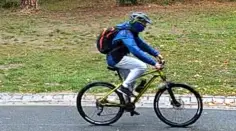 Cyklista, který pobodal ženu u Boleváku, stále uniká. Policie ukázala fotky