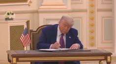 Trump oznámil zrušení všech cel proti Sýrii. Chci jim dát šanci na velikost, řekl