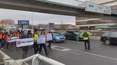 Aktivisté opět zablokovali pražskou magistrálu. Protesty plánují každý týden