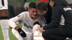 To je smůla. Patrik Schick se po několika minutách na hřišti zase zranil